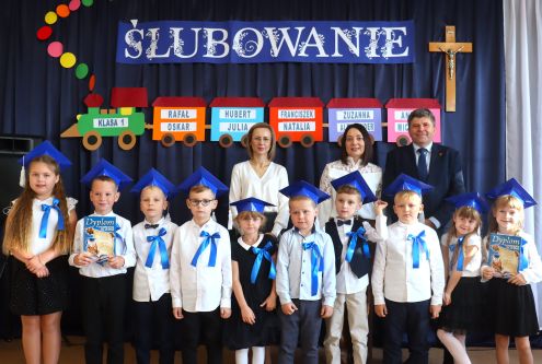 W dniu 23 października 2025 r. w Szkole Podstawowej w Dębicy odbyło się uroczyste ślubowanie pi...